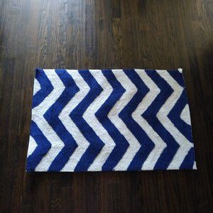 NEW NAVY BLUE & IVORY CHEVRON RUG IN 2' x 3' SIZE